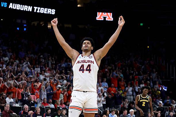 湖人试训奥本大学先发中锋，他是球队急需的黑又硬内线球员？