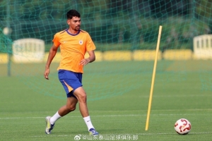 7月8日下午，山东泰山在教练团队带领下进行了恢复训练