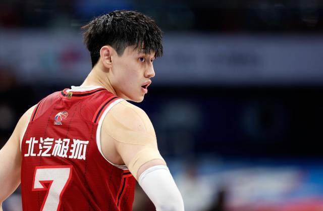 足球直播-篮网引援脚步仍未停下 曾凡博面临严峻竞争