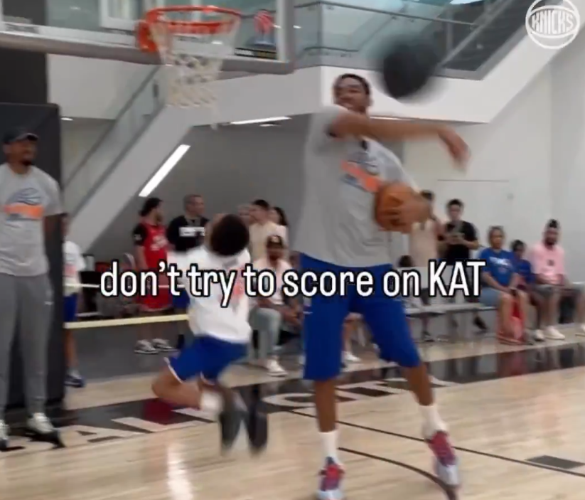 赛事竞猜-唐斯在训练营中花式扇飞小球员投篮，哈特：我绝不想当他队友