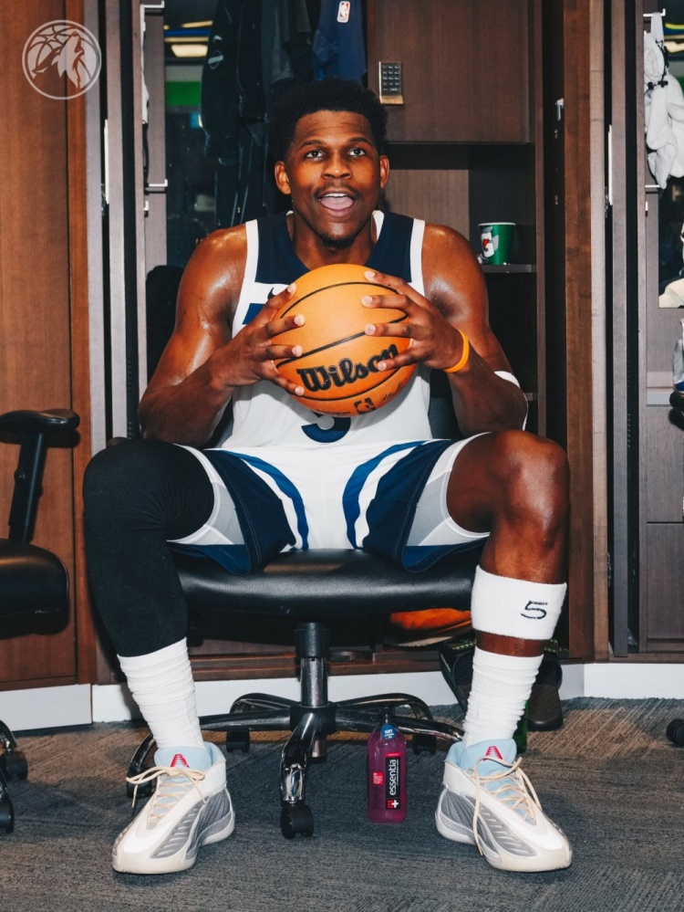 体育娱乐-达成一万分里程碑！爱德华兹赛后拿到了本场的比赛用球