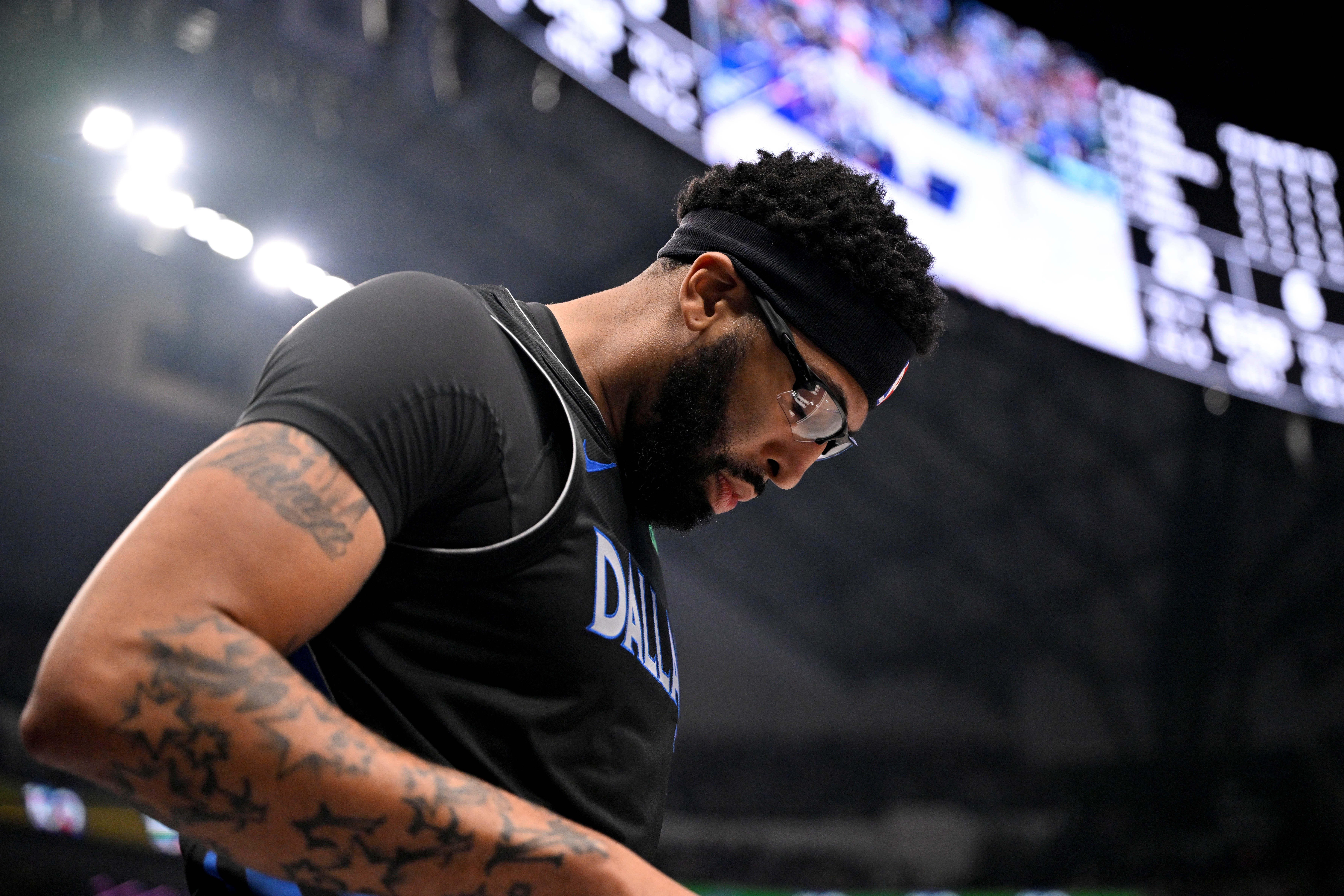 乐鱼体育官网-可千万别呀！浓眉防守马尔卡宁手指受伤 看起来挺痛苦&amp;回更衣室了