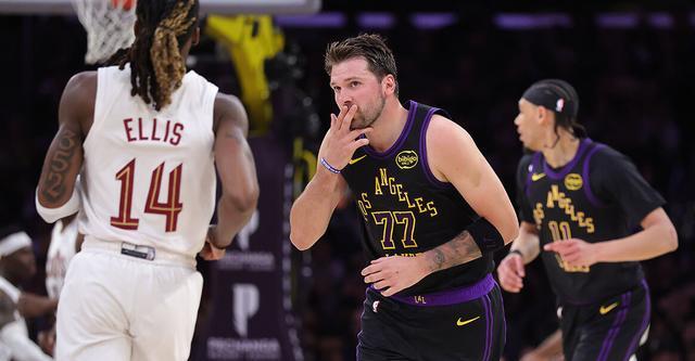 东契奇复出42+12喜迎15000分里程碑 湖人主场轻取骑士